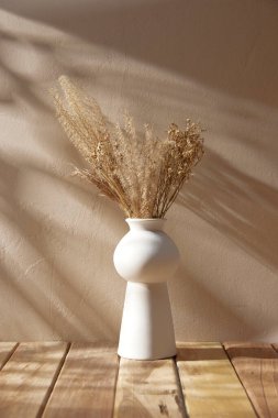 Sıcak öğle güneşinde sonbahar atmosferi olan çeşitli aksesuarlar..