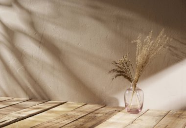 Sıcak öğle güneşinde sonbahar atmosferi olan çeşitli aksesuarlar..