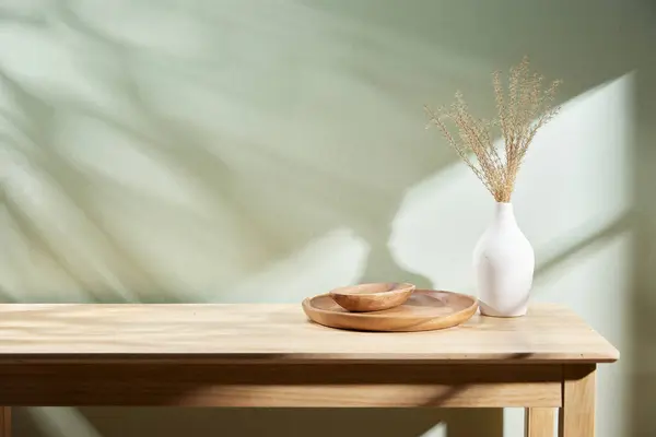 Sıcak öğle güneşinde sonbahar atmosferi olan çeşitli aksesuarlar..