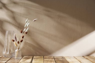 Sıcak öğle güneşinde sonbahar atmosferi olan çeşitli aksesuarlar..