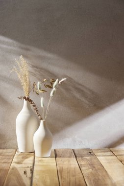 Sıcak öğle güneşinde sonbahar atmosferi olan çeşitli aksesuarlar..