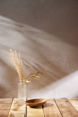 Sıcak öğle güneşinde sonbahar atmosferi olan çeşitli aksesuarlar..