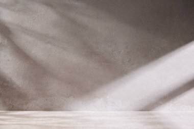 Sıcak öğle güneşinde sonbahar atmosferi olan çeşitli aksesuarlar..