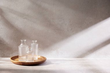 Sıcak öğle güneşinde sonbahar atmosferi olan çeşitli aksesuarlar..