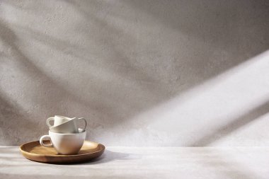 Sıcak öğle güneşinde sonbahar atmosferi olan çeşitli aksesuarlar..