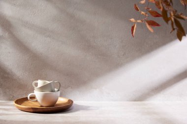 Sıcak öğle güneşinde sonbahar atmosferi olan çeşitli aksesuarlar..