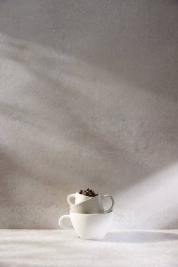 Sıcak öğle güneşinde sonbahar atmosferi olan çeşitli aksesuarlar..