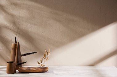 Sıcak öğle güneşinde sonbahar atmosferi olan çeşitli aksesuarlar..