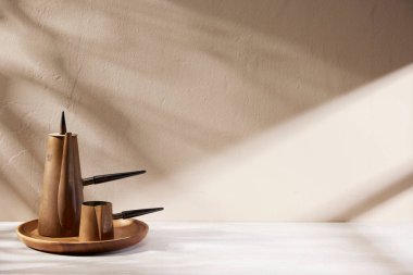 Sıcak öğle güneşinde sonbahar atmosferi olan çeşitli aksesuarlar..