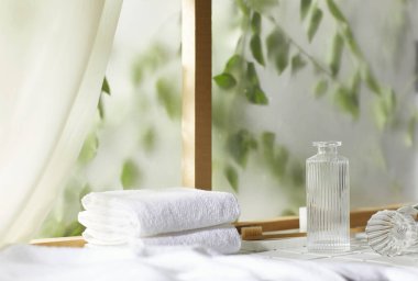 Öğleden sonra güneşinde yeşil yaprakların manzarası.