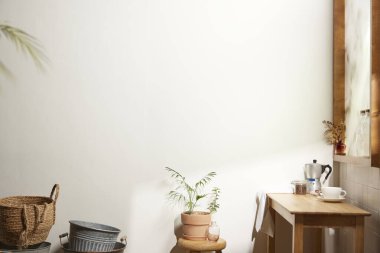 Sıcak bir öğleden sonra güneşinin, ağaç yaprakları manzaralı pencereden içeri girdiği rahat bir oda..