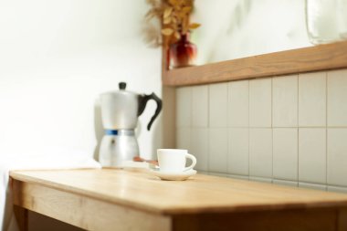 Sıcak bir öğleden sonra güneşinin, ağaç yaprakları manzaralı pencereden içeri girdiği rahat bir oda..