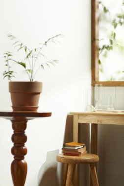 Sıcak bir öğleden sonra güneşinin, ağaç yaprakları manzaralı pencereden içeri girdiği rahat bir oda..