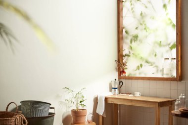 Sıcak bir öğleden sonra güneşinin, ağaç yaprakları manzaralı pencereden içeri girdiği rahat bir oda..