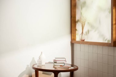 Sıcak bir öğleden sonra güneşinin, ağaç yaprakları manzaralı pencereden içeri girdiği rahat bir oda..