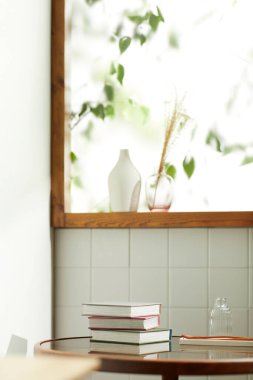 Sıcak bir öğleden sonra güneşinin, ağaç yaprakları manzaralı pencereden içeri girdiği rahat bir oda..