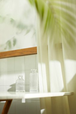 Sıcak bir öğleden sonra güneşinin, ağaç yaprakları manzaralı pencereden içeri girdiği rahat bir oda..