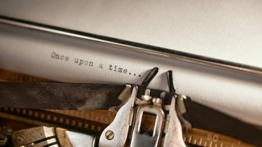 Eski bir daktiloda İngilizce kelime hazinesi.