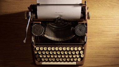 Eski bir daktiloda İngilizce kelime hazinesi.