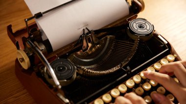 Eski bir daktiloda İngilizce kelime hazinesi.