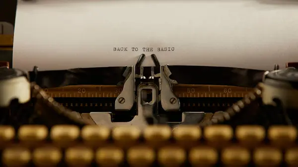 Eski bir daktiloda İngilizce kelime hazinesi.