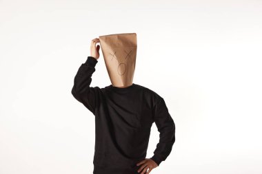 Maske takan kişinin çeşitli duyguları ve hareketleri..