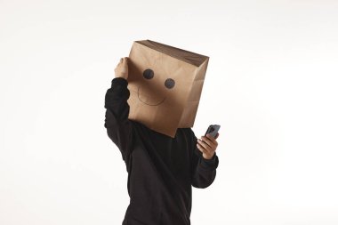 Maske takan kişinin çeşitli duyguları ve hareketleri..