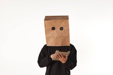 Maske takan kişinin çeşitli duyguları ve hareketleri..