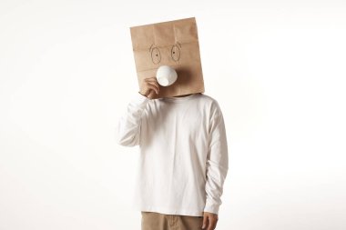 Maske takan kişinin çeşitli duyguları ve hareketleri..