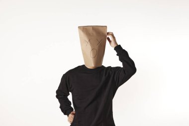 Maske takan kişinin çeşitli duyguları ve hareketleri..