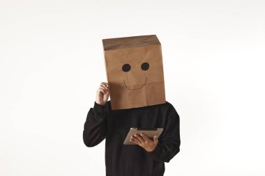 Maske takan kişinin çeşitli duyguları ve hareketleri..