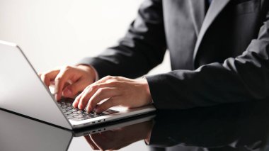 Başarılı bir iş için kullanılabilecek ofis çalışma ortamı.