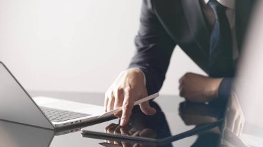 Başarılı bir iş için kullanılabilecek ofis çalışma ortamı.