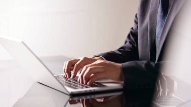 Başarılı bir iş için kullanılabilecek ofis çalışma ortamı.