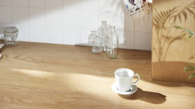 Beyaz fayans duvarlı güneşli bir mutfak, ahşap bir masa ve lavabo..