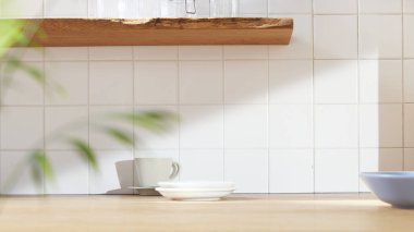 Beyaz fayans duvarlı güneşli bir mutfak, ahşap bir masa ve lavabo..