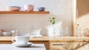 Beyaz fayans duvarlı güneşli bir mutfak, ahşap bir masa ve lavabo..