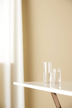 Güneş ışığının içeri aktığı rahat, parlak bir oda..