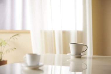 Güneş ışığının içeri aktığı rahat, parlak bir oda..