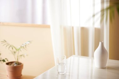 Güneş ışığının içeri aktığı rahat, parlak bir oda..