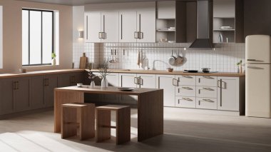 Parlak bej renkli bir mutfak. Pencereden içeri güneş ışığı giriyor..