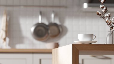 Parlak bej renkli bir mutfak. Pencereden içeri güneş ışığı giriyor..