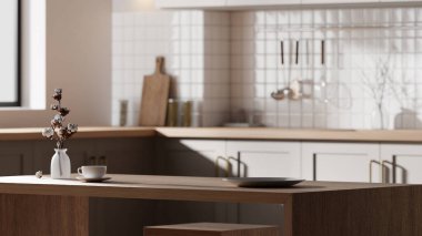 Parlak bej renkli bir mutfak. Pencereden içeri güneş ışığı giriyor..