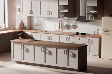 Parlak bej renkli bir mutfak. Pencereden içeri güneş ışığı giriyor..