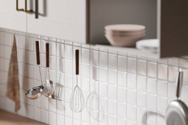 Parlak bej renkli bir mutfak. Pencereden içeri güneş ışığı giriyor..