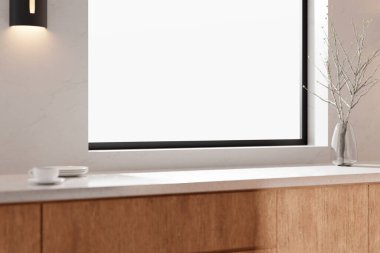 Parlak bej renkli bir mutfak. Pencereden içeri güneş ışığı giriyor..