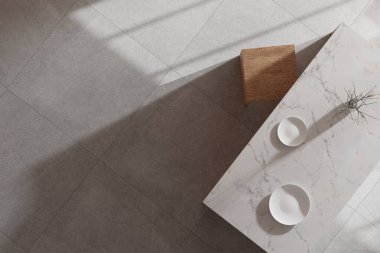 Parlak bej renkli bir mutfak. Pencereden içeri güneş ışığı giriyor..