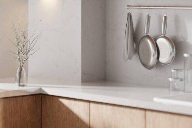 Parlak bej renkli bir mutfak. Pencereden içeri güneş ışığı giriyor..