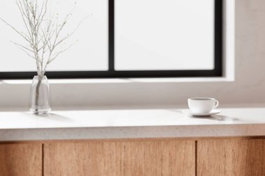 Parlak bej renkli bir mutfak. Pencereden içeri güneş ışığı giriyor..