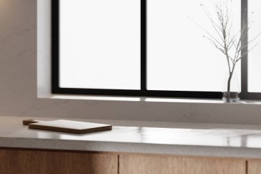 Parlak bej renkli bir mutfak. Pencereden içeri güneş ışığı giriyor..